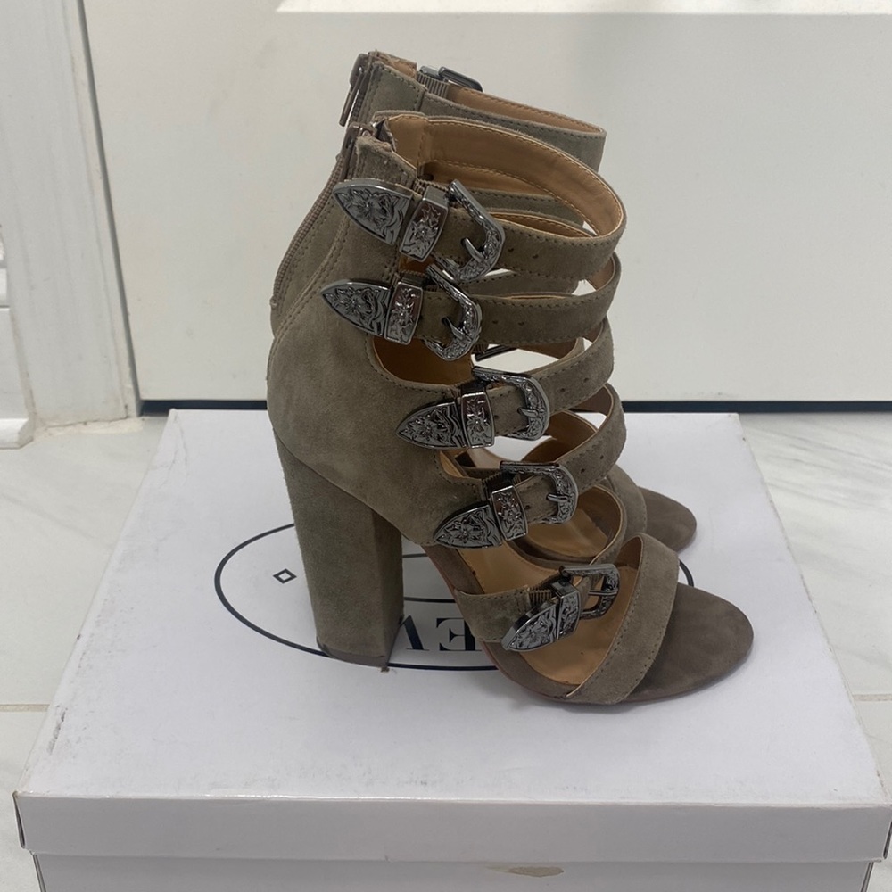 Steve Madden suede chunky heel with buckle detail. Size 6.5